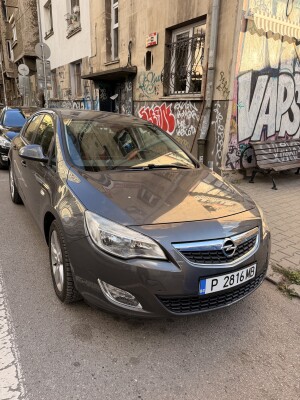 Opel Astra J 1.6i 116 коня 2011 година